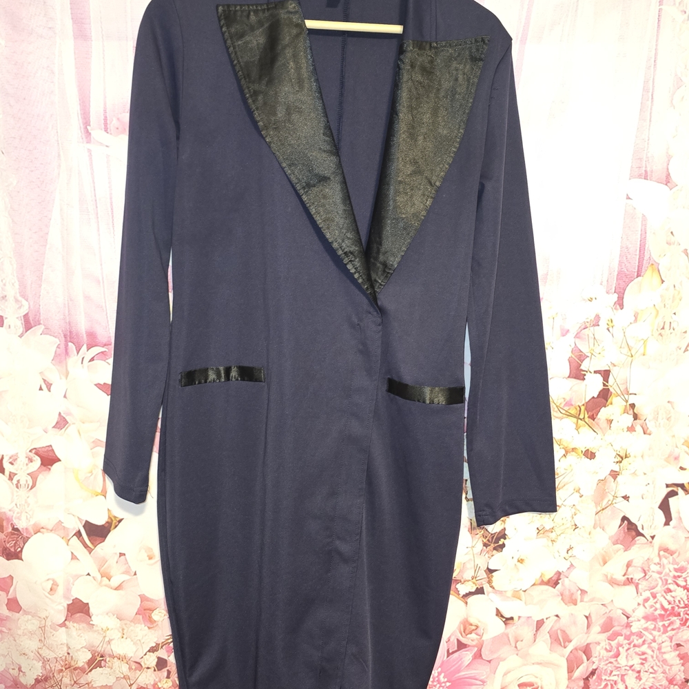 Sophisticated Women's Blazer with Black Trim